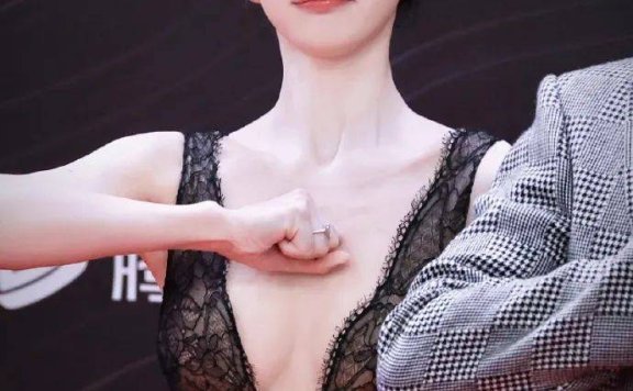 田曦薇甜妹变性感御姐?网友惊呼穿爆乳礼服太火辣!