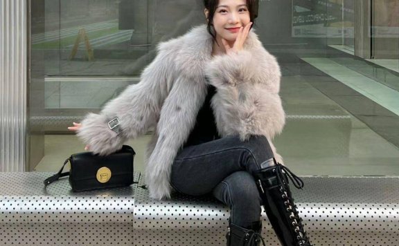 杭州时尚街拍:满街皮草+长靴贵妇打扮,每个都穿得洋气高级