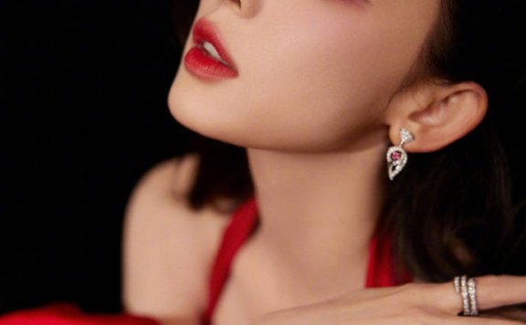 古力娜扎红裙露出傲人事业线！身材火辣异域风情太性感