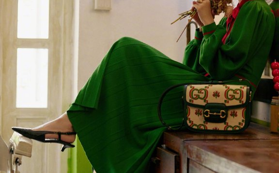 宋妍霏的复古穿搭太惊艳了!色彩艳丽的款式基础,在她身上却穿出了高级感