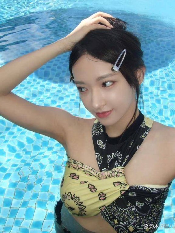 程潇泳衣写真展现曼妙好身材,这打扮跟少女一样