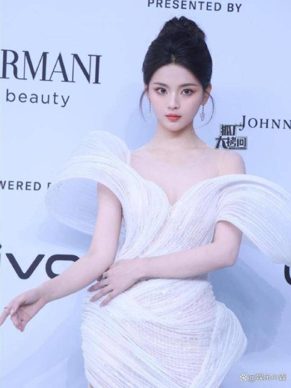 杨超越抹胸装惊艳全网,25岁丰满身材引发热议