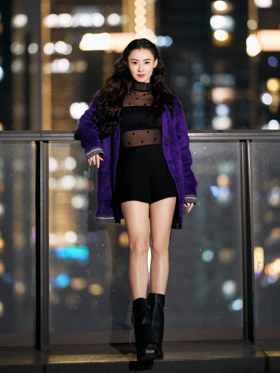 张柏芝穿紫色开衫配超短裤性感又减龄,真不像三胎妈妈
