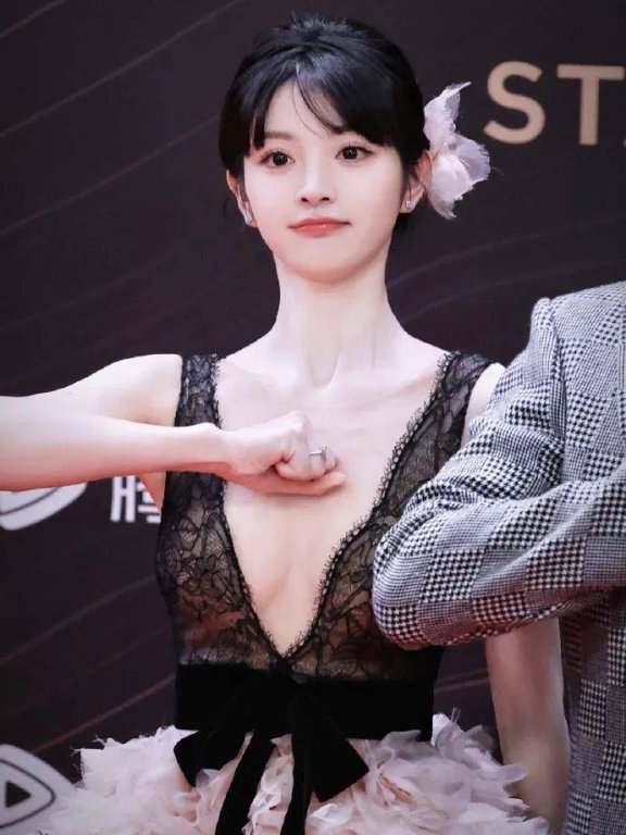 田曦薇甜妹变性感御姐?网友惊呼穿爆乳礼服太火辣!