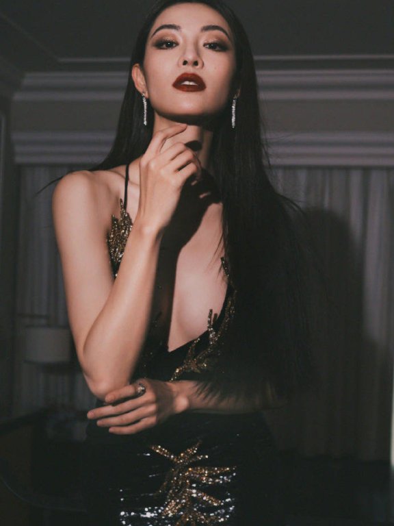钟楚曦穿深V礼服狂秀事业线!她曼妙身材性感妖艳