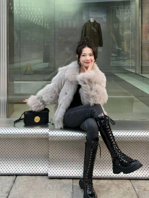 杭州时尚街拍:满街皮草+长靴贵妇打扮,每个都穿得洋气高级