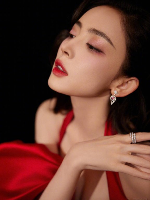 古力娜扎红裙露出傲人事业线!身材火辣异域风情太性感