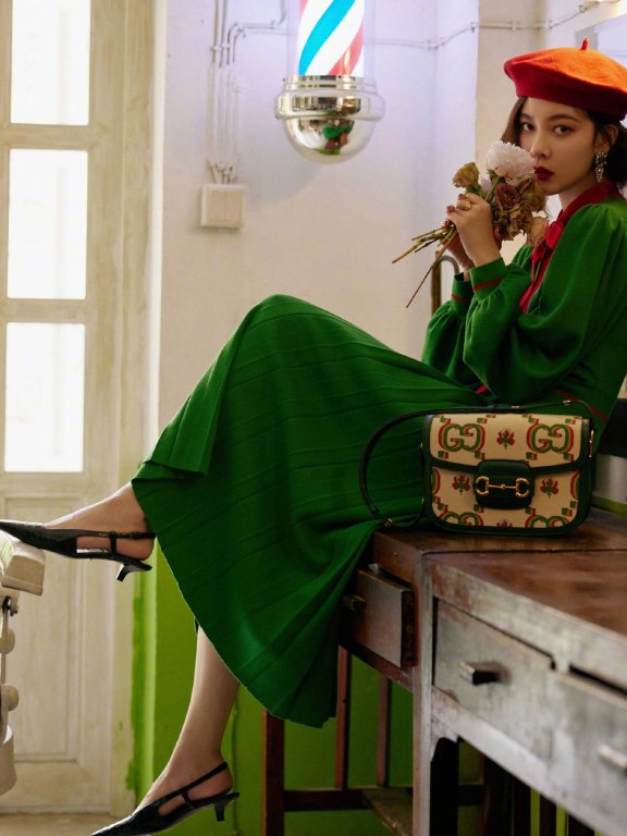 宋妍霏的复古穿搭太惊艳了!色彩艳丽的款式基础,在她身上却穿出了高级感