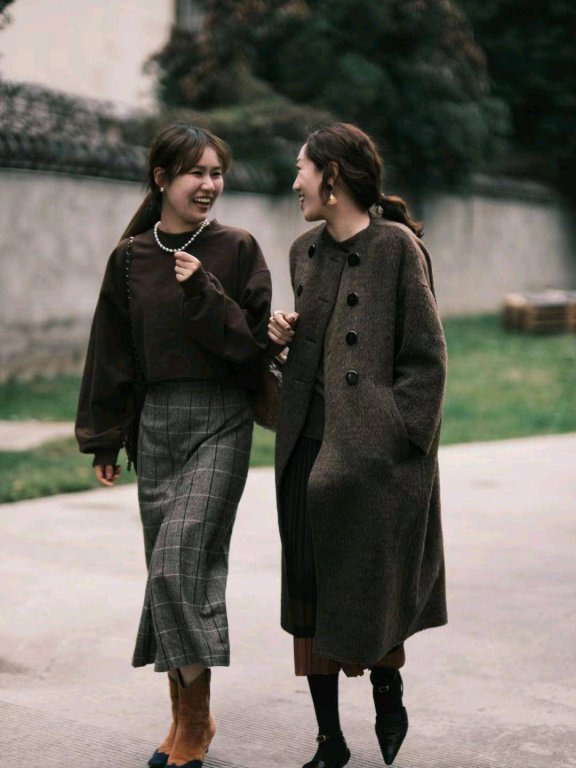 成都秋冬街拍,辣妹子的穿搭太养眼,那种松弛感很时髦