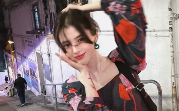 短洋装搭配个性长靴,韩韶禧冬季穿搭依然还是帅辣妹