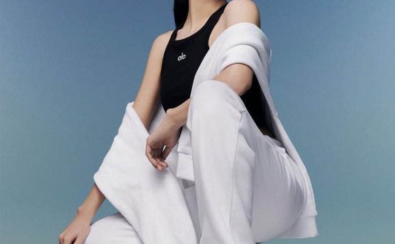 Jisoo平日私服就爱穿，这回终于与Alo Yoga合作，将运动服穿得漂亮极了