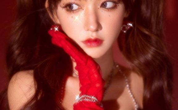 “人间芭比”程潇跨年晚会像浴火凤凰,舞动绚丽羽翼绽放出无尽光彩