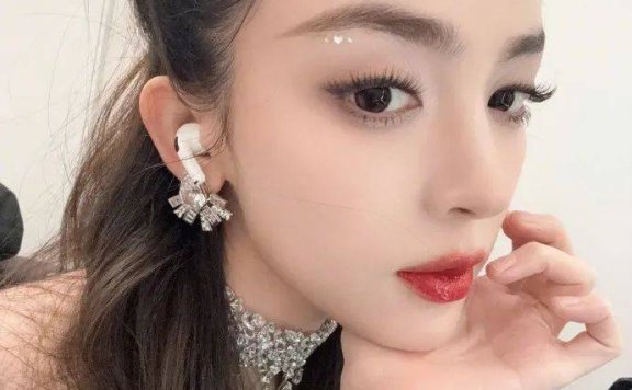 娜扎穿无袖深V白色短裙！雪肤玉貌大美腿修长性感火辣