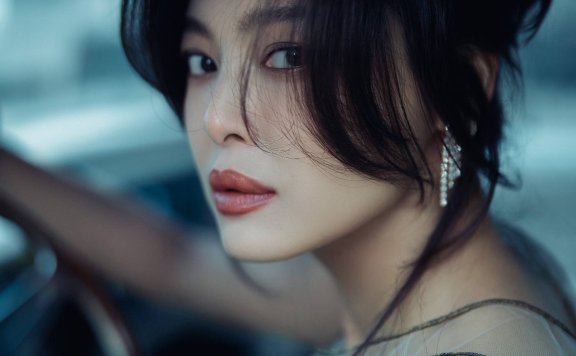 辛芷蕾时尚写真！坐在车内表情迷人性感妖艳