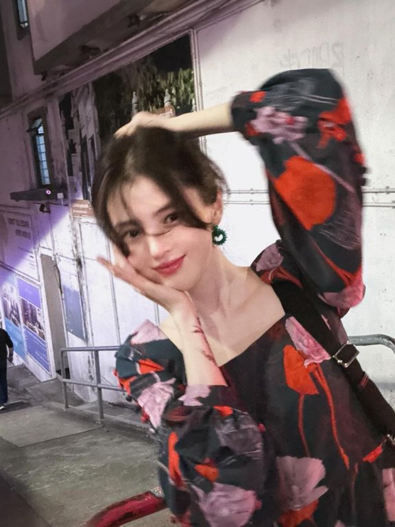 短洋装搭配个性长靴,韩韶禧冬季穿搭依然还是帅辣妹