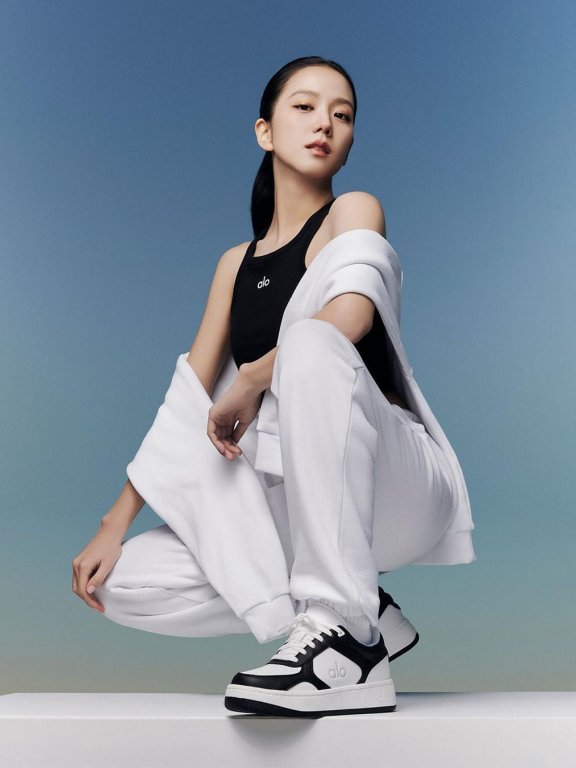 Jisoo平日私服就爱穿，这回终于与Alo Yoga合作，将运动服穿得漂亮极了