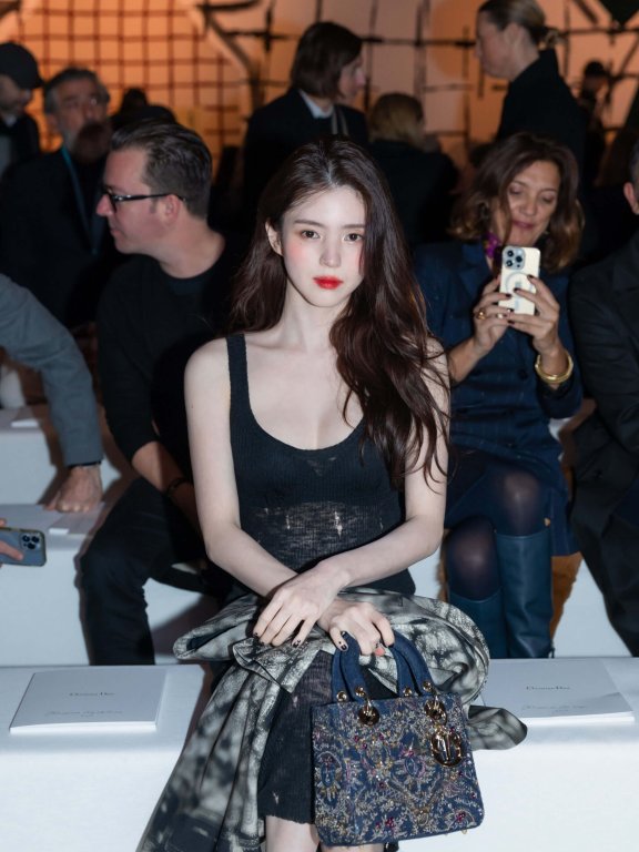 从高冷恶女化身明艳美人,韩韶禧出席Dior 2024春夏高订大秀