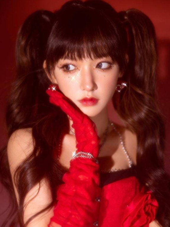 “人间芭比”程潇跨年晚会像浴火凤凰，舞动绚丽羽翼绽放出无尽光彩