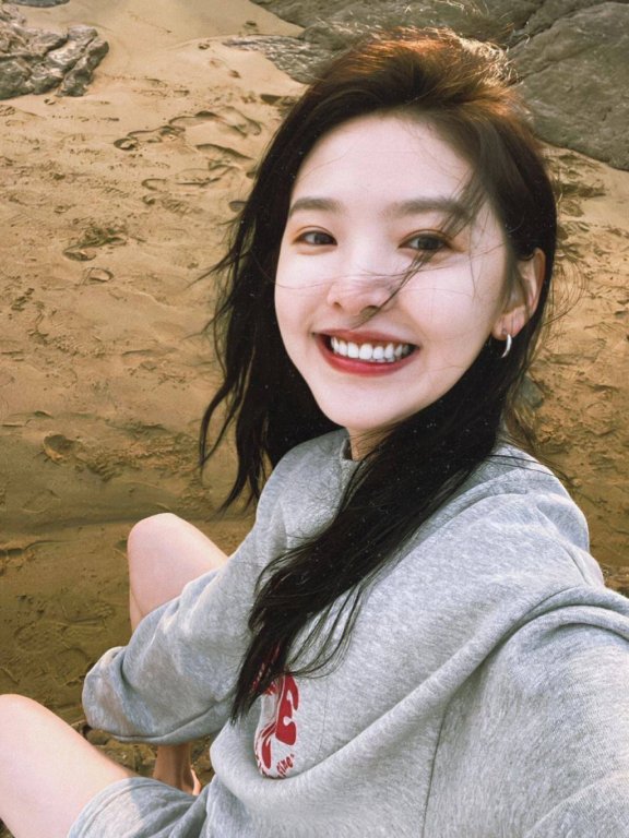 “氧气美女”章若楠雪肤玉貌太惊艳！双腿勾人性感甜美太有女人味