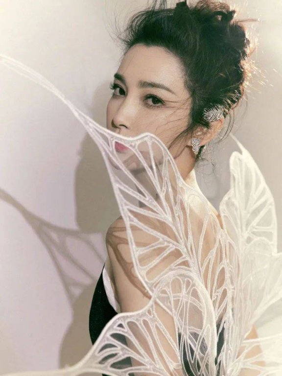 李冰冰娜扎周也徐若晗惊艳合影!和颂四美谁最性感火辣?