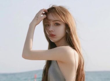 老师辅导作业下面学生开小差 被发现后糗大了