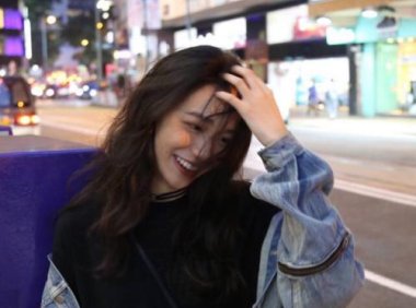 她的秘密被别人发现了 女生输了要给对方玩一个月的电脑