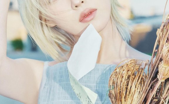 一头白金发色搭配公主切，IU 新专辑造型美出新高度