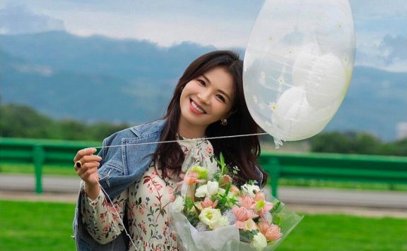 刘涛带火了2024春季穿搭:牛仔外套+碎花裙+马丁靴时髦又减龄