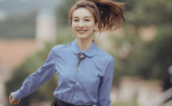 吴昕最新写真大片翻出，高马尾校园风大学生模样青春十足