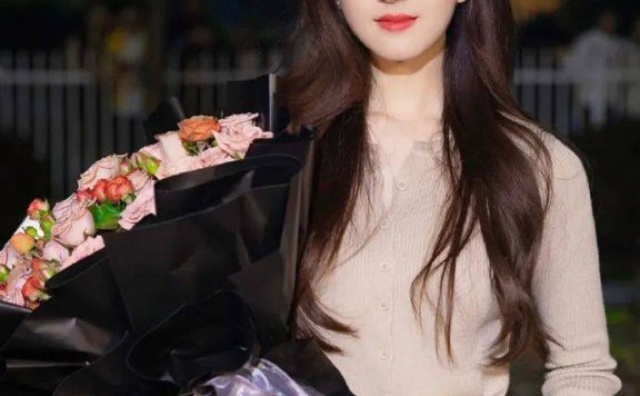 赵露思跃升Versace全球代言人,仅穿内衣裤拍形象大片辣晕全网