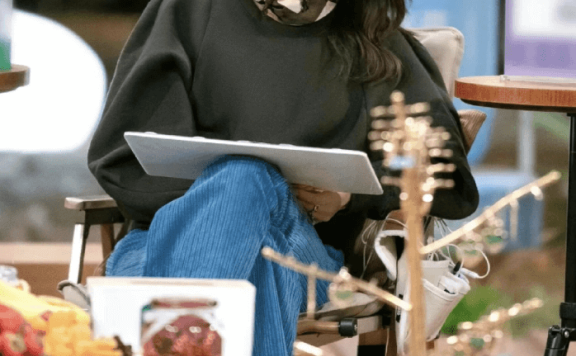 王子文穿卫衣不配半身裙、短靴,看起来更显高级洋气