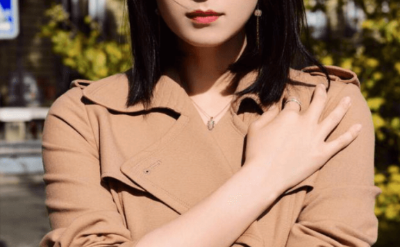 蒋欣减肥成功后新剪了齐刘海，40岁的她美得如此惊艳和高级