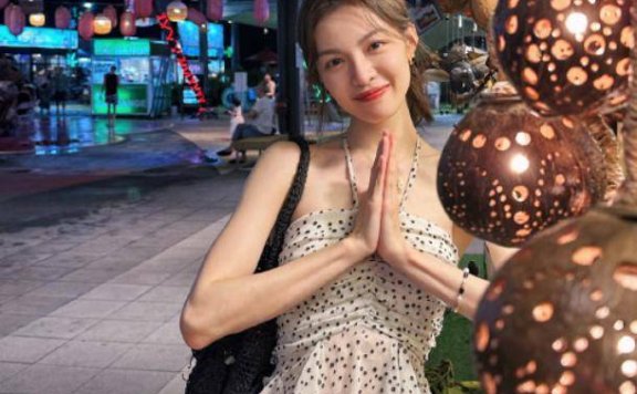 钟楚曦晒泰国私会密照！身材妖娆气质超好