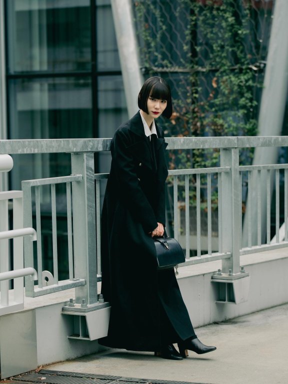 一刀切短发搭配浏海，暗黑系日本模特大沢明花的穿搭很特别