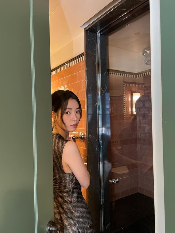 看秀、私服造型都有LOEWE,林智妍正式成为品牌大使!