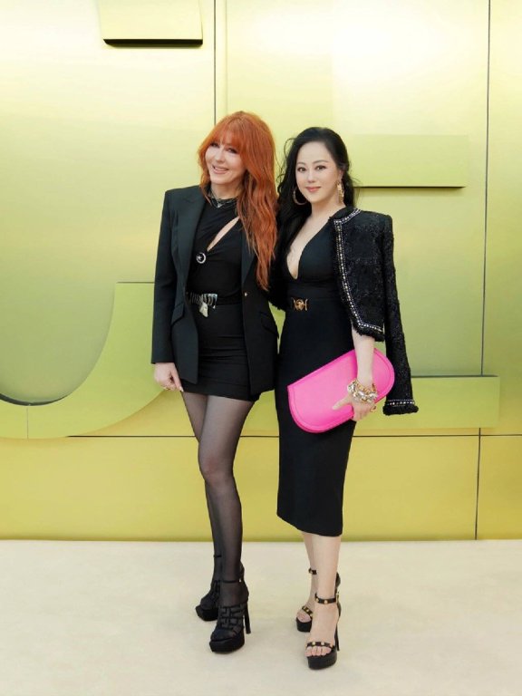 章小蕙带火了“上流贵妇”穿法：短外套+深V小黑裙高级还性感