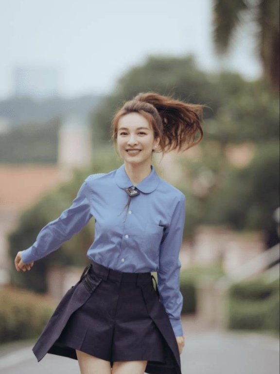 吴昕最新写真大片翻出,高马尾校园风大学生模样青春十足