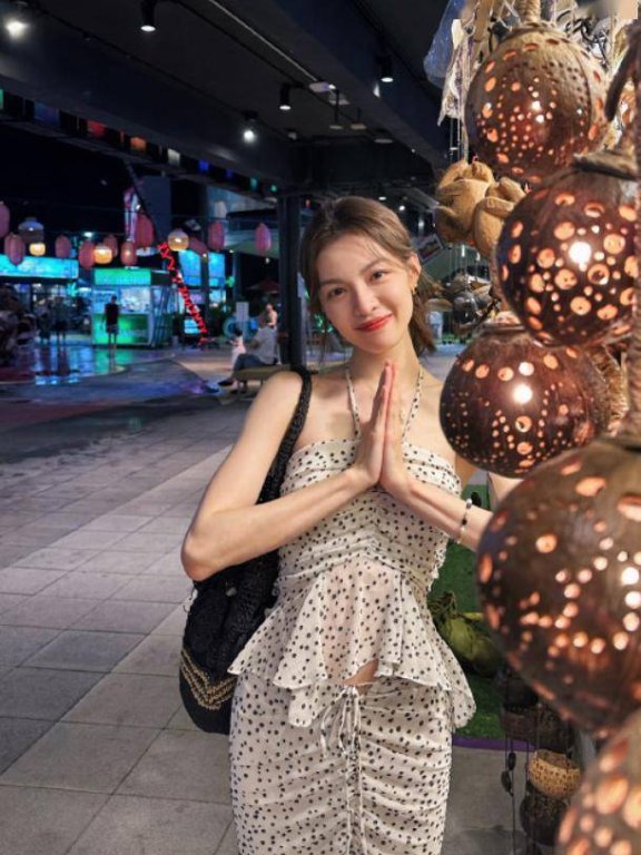 钟楚曦晒泰国私会密照!身材妖娆气质超好