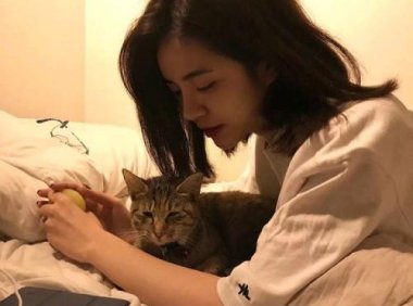 高冷男神用钢笔玩篮球 这是动漫中才有的场景