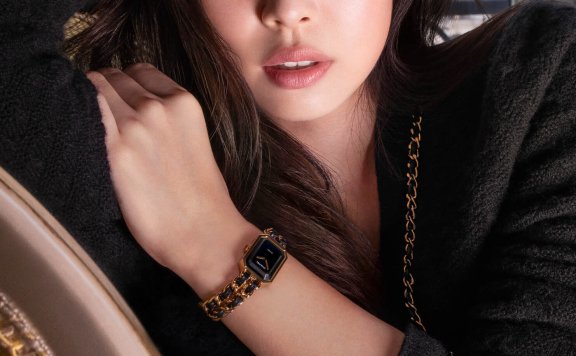 慵懒又性感，Jennie成为CHANEL Première腕表最新谬思女神