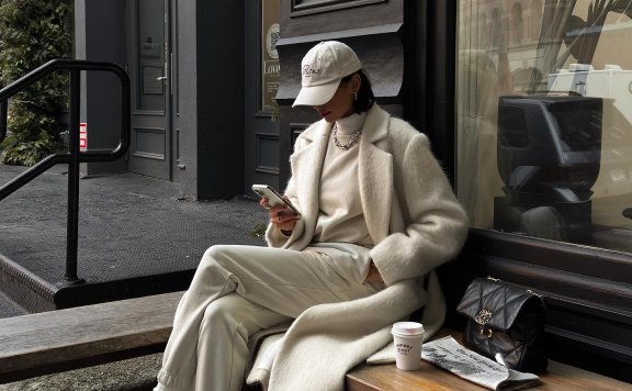 不起眼的小举动竟让造型更好看:学习这几个戴鸭舌帽的小技巧