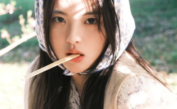 春天里的杨超越，纯洁如雪宛如含苞待放的玉兰花