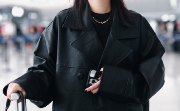 辛芷蕾机场街拍带火了一种极简穿搭:皮衣+牛仔裤+半扎发简洁飒爽还优雅