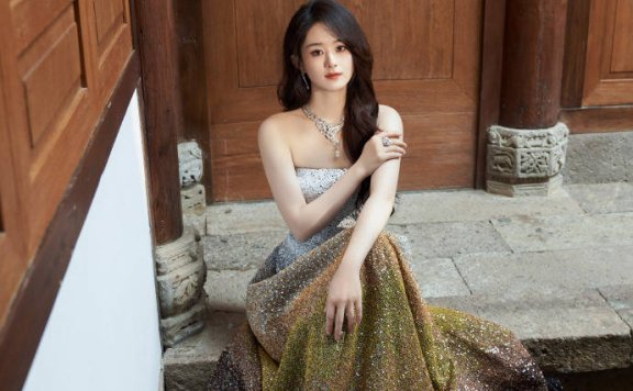 赵丽颖穿镂空长裙秀曼妙身姿，渐变礼服美如公主