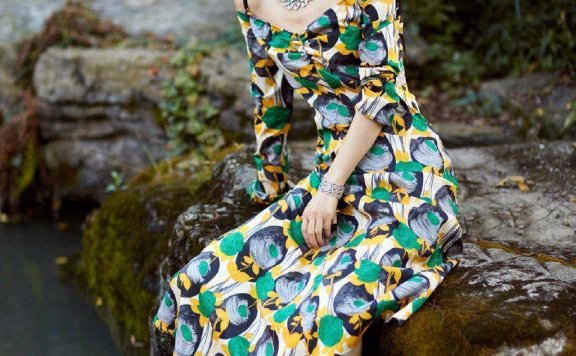 赵丽颖最新造型甜美可爱，户外秋游减龄穿搭少女感十足！