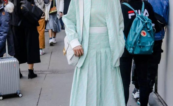 我总结了3个春季上海街拍配色灵感，普通人照着穿也能美出圈