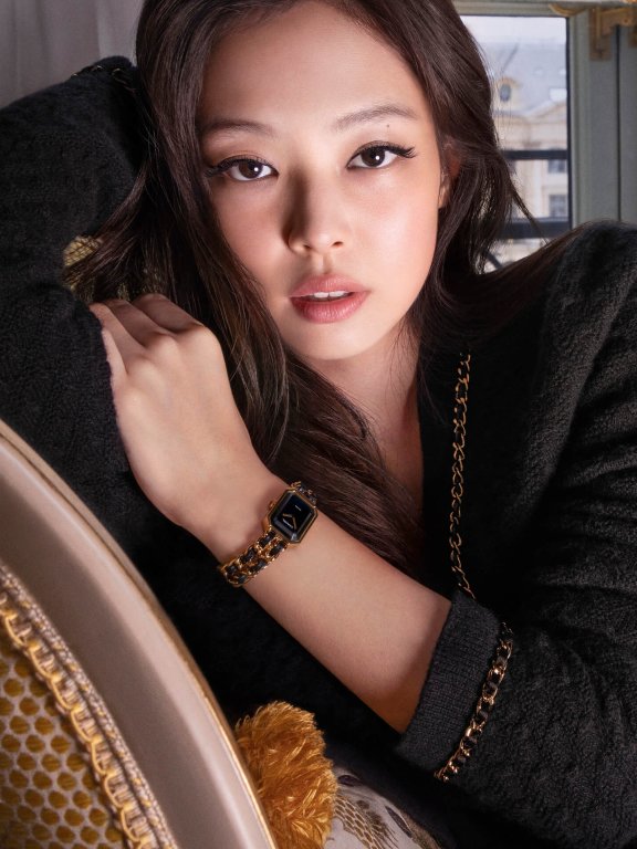 慵懒又性感,Jennie成为CHANEL Première腕表最新谬思女神