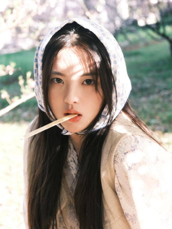 春天里的杨超越,纯洁如雪宛如含苞待放的玉兰花