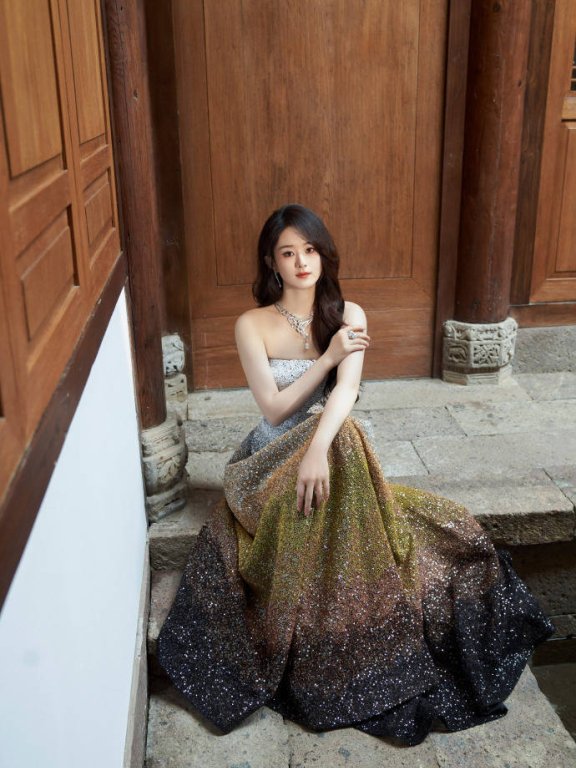 赵丽颖穿镂空长裙秀曼妙身姿,渐变礼服美如公主
