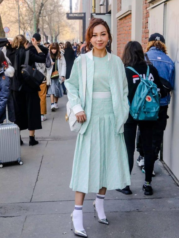 我总结了3个春季上海街拍配色灵感,普通人照着穿也能美出圈